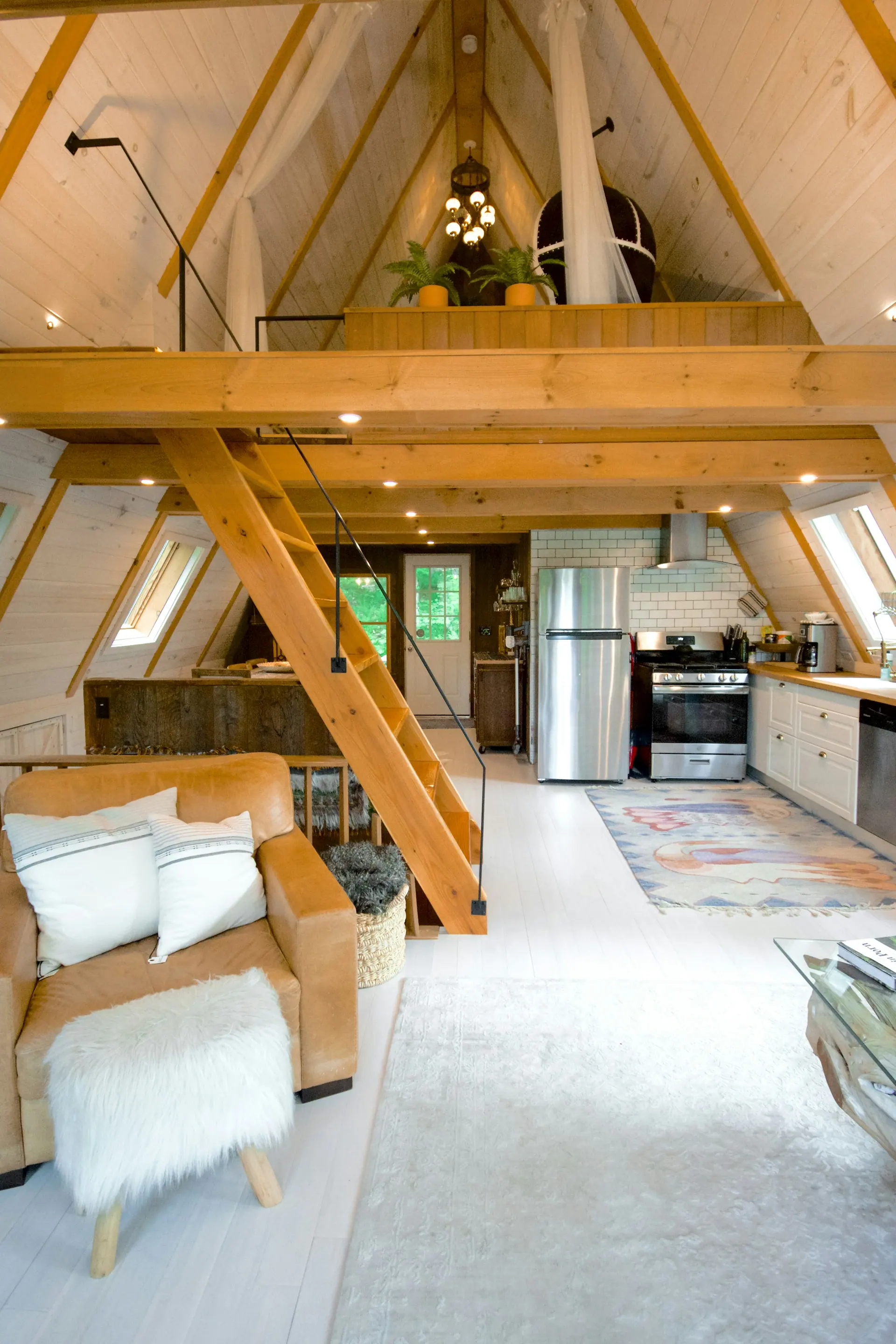 Interior de casa com estrutura aparente e acabamentos em madeira