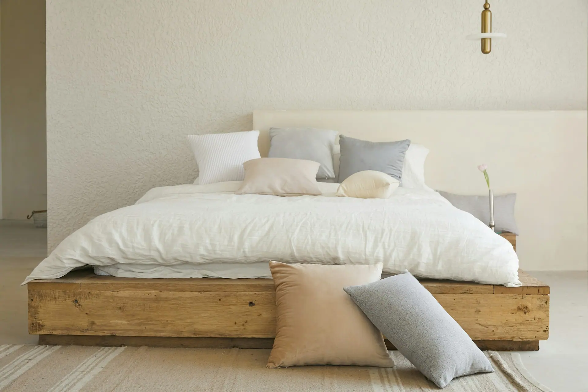 Cama com estrutura em madeira maciça em quarto claro